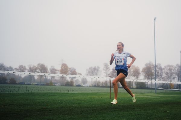 Emma Heckel (LG TELIS FINANZ Regensburg) am 26.11.2022  waehrend den deutschen Crosslauf-Meisterschaften auf Sportanlage an der Ringstrasse in Loeningen