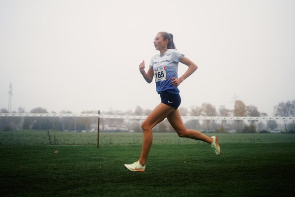 Emma Heckel (BY/ LG TELIS FINANZ Regensburg) am 26.11.2022  waehrend den deutschen Crosslauf-Meisterschaften auf Sportanlage an der Ringstrasse in Loeningen