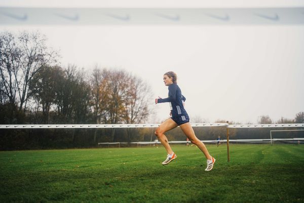 Alina Reh (BE/ SCC Berlin) am 26.11.2022  waehrend den deutschen Crosslauf-Meisterschaften auf Sportanlage an der Ringstrasse in Loeningen