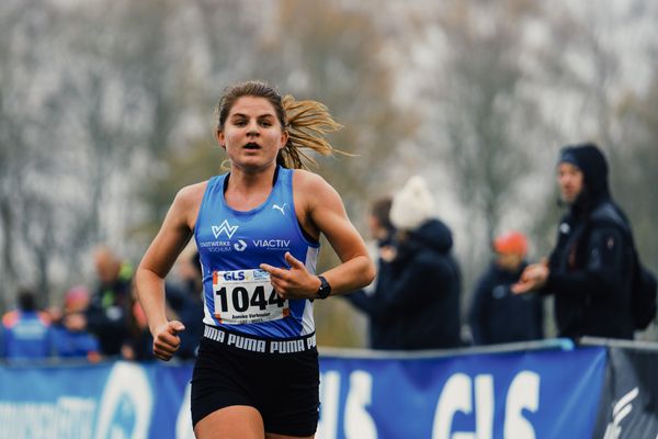 Anneke Vortmeier (WE/ TV Wattenscheid 01) am 26.11.2022  waehrend den deutschen Crosslauf-Meisterschaften auf Sportanlage an der Ringstrasse in Loeningen