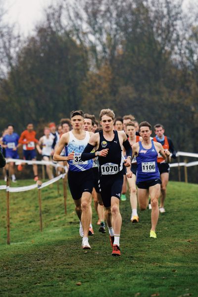 Nikita Rode (PSV Wismar), Julian Grosskopf (Wue/ LAZ Ludwigsburg) am 26.11.2022  waehrend den deutschen Crosslauf-Meisterschaften auf Sportanlage an der Ringstrasse in Loeningen