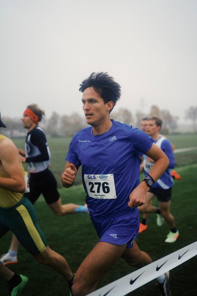 Alex Paulien (HE/ TV Waldstrasse Wiesbaden) am 26.11.2022  waehrend den deutschen Crosslauf-Meisterschaften auf Sportanlage an der Ringstrasse in Loeningen