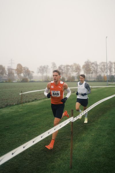 Julian Borgelt (WE/ LC Paderborn) am 26.11.2022  waehrend den deutschen Crosslauf-Meisterschaften auf Sportanlage an der Ringstrasse in Loeningen