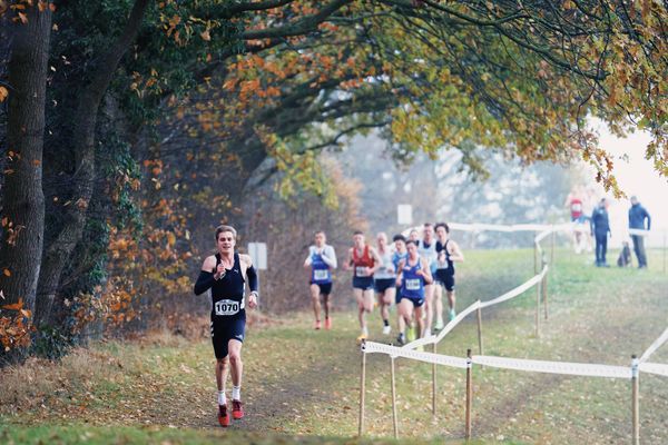 Julian Grosskopf (LAZ Ludwigsburg) am 26.11.2022  waehrend den deutschen Crosslauf-Meisterschaften auf Sportanlage an der Ringstrasse in Loeningen