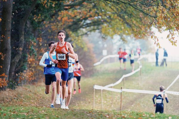 Philipp Tabert (NI / VfL Eintracht Hannover) am 26.11.2022  waehrend den deutschen Crosslauf-Meisterschaften auf Sportanlage an der Ringstrasse in Loeningen