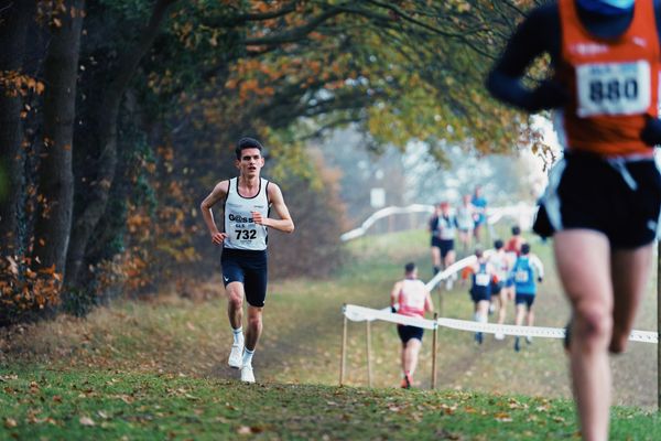 Leander Fink (RH/ TV Alzey) am 26.11.2022  waehrend den deutschen Crosslauf-Meisterschaften auf Sportanlage an der Ringstrasse in Loeningen