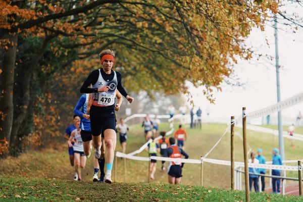 Mattis Dietrich (NI/ Lueneburger SV) am 26.11.2022  waehrend den deutschen Crosslauf-Meisterschaften auf Sportanlage an der Ringstrasse in Loeningen