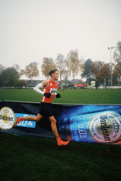 Julian Borgelt (LC Paderborn) am 26.11.2022  waehrend den deutschen Crosslauf-Meisterschaften auf Sportanlage an der Ringstrasse in Loeningen