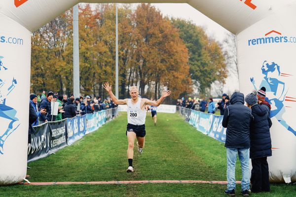 Florian Bremm (BY/ TV Leutershausen) am 26.11.2022  waehrend den deutschen Crosslauf-Meisterschaften auf Sportanlage an der Ringstrasse in Loeningen