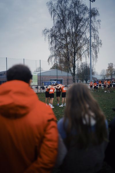 Mannschaft des Bayer 04 Leverkusen am 26.11.2022  waehrend den deutschen Crosslauf-Meisterschaften auf Sportanlage an der Ringstrasse in Loeningen