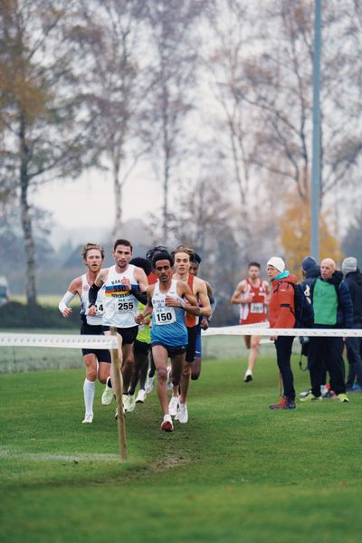 Filmon Abraham (BY/ LG TELIS FINANZ Regensburg), Davor Aaron Bienenfeld (HE/ SSC Hanau-Rodenbach) am 26.11.2022  waehrend den deutschen Crosslauf-Meisterschaften auf Sportanlage an der Ringstrasse in Loeningen