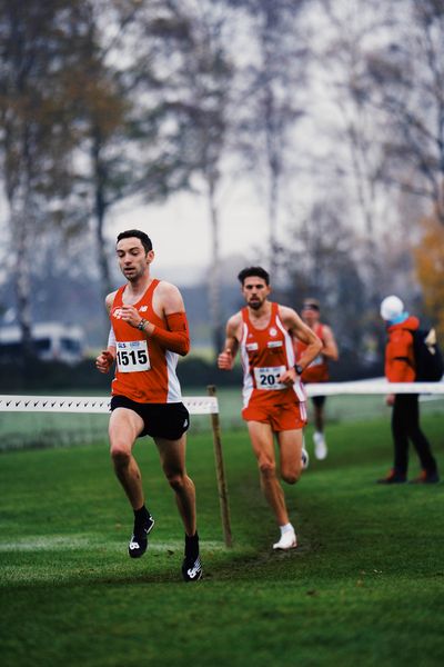 Maximilian Thorwirth (NO/ SFD 75 Duesseldorf-Sued) vor Patrick Karl (BY/ TV Ochsenfurt) am 26.11.2022  waehrend den deutschen Crosslauf-Meisterschaften auf Sportanlage an der Ringstrasse in Loeningen