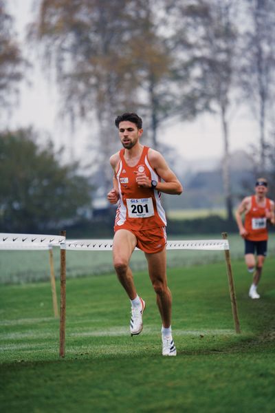 Patrick Karl (BY/ TV Ochsenfurt) am 26.11.2022  waehrend den deutschen Crosslauf-Meisterschaften auf Sportanlage an der Ringstrasse in Loeningen