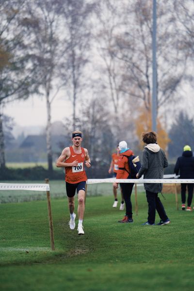 Jonathan Dahlke (NO/ TSV Bayer 04 Leverkusen) am 26.11.2022  waehrend den deutschen Crosslauf-Meisterschaften auf Sportanlage an der Ringstrasse in Loeningen