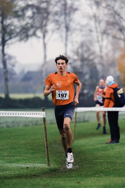 Nick Jaeger (BY/ TSV Penzberg) am 26.11.2022  waehrend den deutschen Crosslauf-Meisterschaften auf Sportanlage an der Ringstrasse in Loeningen