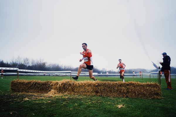 Maximilian Thorwirth (SFD 75 Duesseldorf-Sued) vor Patrick Karl (TV Ochsenfurt) am 26.11.2022  waehrend den deutschen Crosslauf-Meisterschaften auf Sportanlage an der Ringstrasse in Loeningen