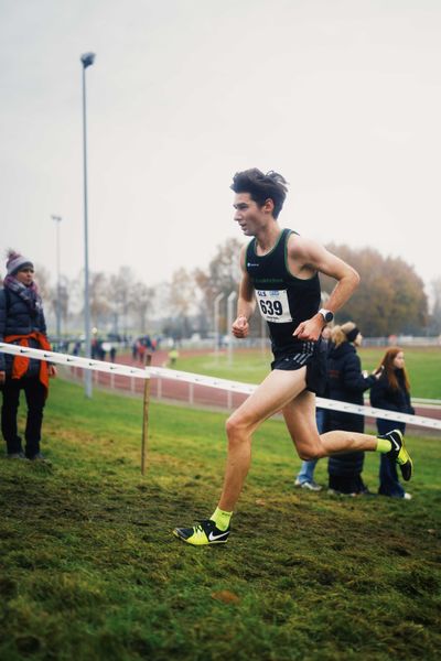 Yannick Reihs (NO/ Lauf-Club Euskirchen) am 26.11.2022  waehrend den deutschen Crosslauf-Meisterschaften auf Sportanlage an der Ringstrasse in Loeningen