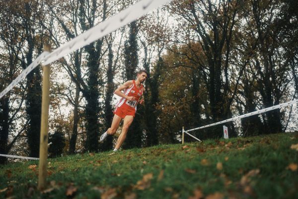 Patrick Karl (BY/ TV Ochsenfurt) am 26.11.2022  waehrend den deutschen Crosslauf-Meisterschaften auf Sportanlage an der Ringstrasse in Loeningen