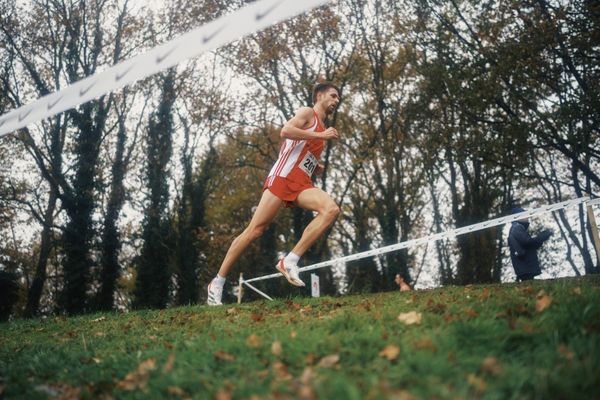 Patrick Karl (BY/ TV Ochsenfurt) am 26.11.2022  waehrend den deutschen Crosslauf-Meisterschaften auf Sportanlage an der Ringstrasse in Loeningen