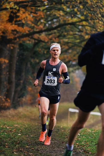 Alexander Hirschhaeuser (HE/ ASC 1990 Breidenbach) am 26.11.2022  waehrend den deutschen Crosslauf-Meisterschaften auf Sportanlage an der Ringstrasse in Loeningen