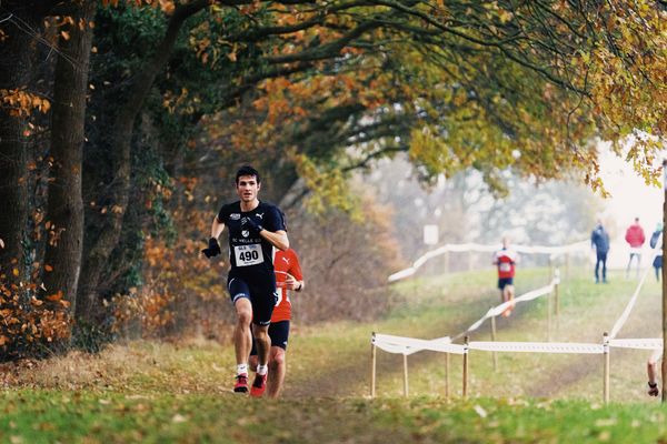 Soeren Sprehe (NI/ SC Melle 03) am 26.11.2022  waehrend den deutschen Crosslauf-Meisterschaften auf Sportanlage an der Ringstrasse in Loeningen