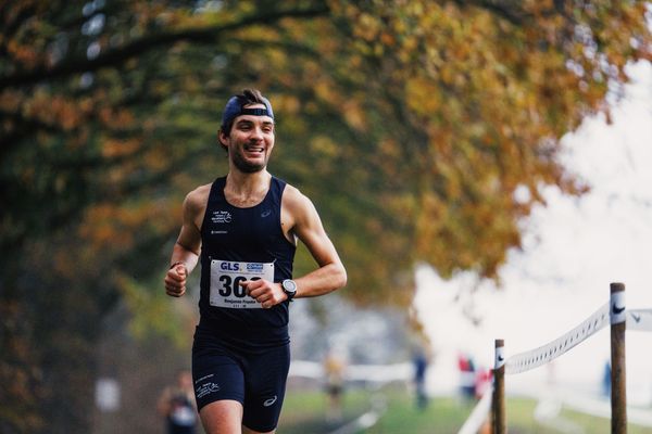 Benjamin Franke (HH/ LT Haspa Marathon Hamburg) am 26.11.2022  waehrend den deutschen Crosslauf-Meisterschaften auf Sportanlage an der Ringstrasse in Loeningen