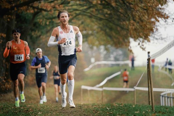 Sam Parsons (HE/ Eintracht Frankfurt e.V.) am 26.11.2022  waehrend den deutschen Crosslauf-Meisterschaften auf Sportanlage an der Ringstrasse in Loeningen