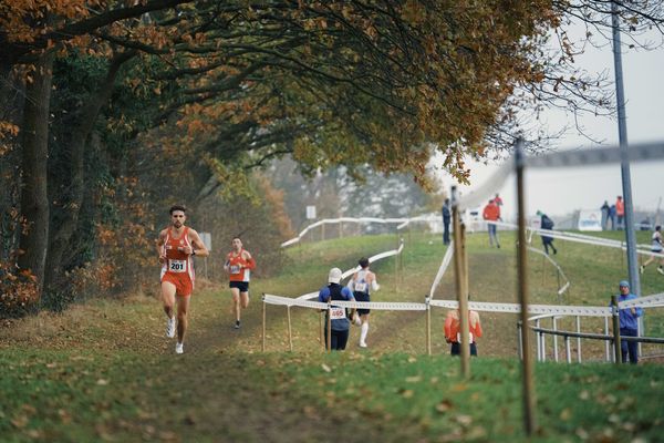 Patrick Karl (BY/ TV Ochsenfurt) am 26.11.2022  waehrend den deutschen Crosslauf-Meisterschaften auf Sportanlage an der Ringstrasse in Loeningen