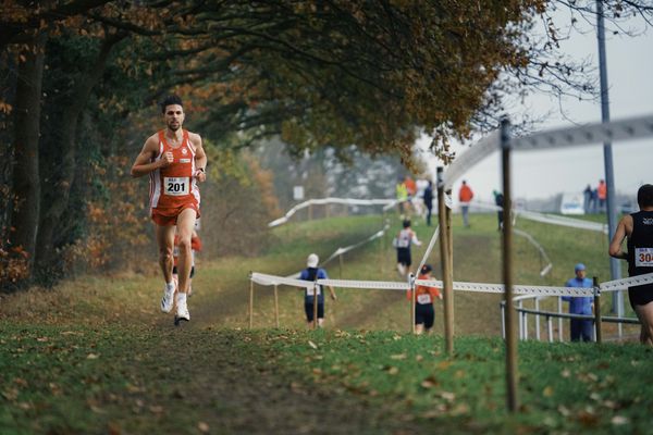 Patrick Karl (BY/ TV Ochsenfurt) am 26.11.2022  waehrend den deutschen Crosslauf-Meisterschaften auf Sportanlage an der Ringstrasse in Loeningen