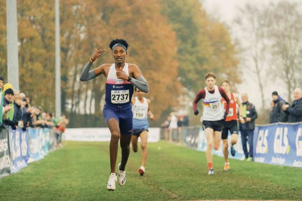 Samuel Fitwi Sibhatu (RL/ LG Vulkaneifel) am 26.11.2022  waehrend den deutschen Crosslauf-Meisterschaften auf Sportanlage an der Ringstrasse in Loeningen