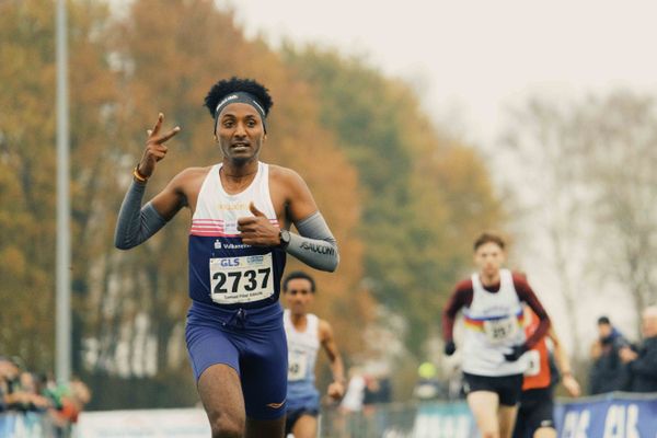 Samuel Fitwi Sibhatu (RL/ LG Vulkaneifel) am 26.11.2022  waehrend den deutschen Crosslauf-Meisterschaften auf Sportanlage an der Ringstrasse in Loeningen