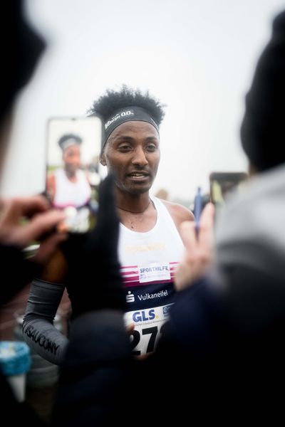 Samuel Fitwi Sibhatu (RL/ LG Vulkaneifel)am 26.11.2022  waehrend den deutschen Crosslauf-Meisterschaften auf Sportanlage an der Ringstrasse in Loeningen