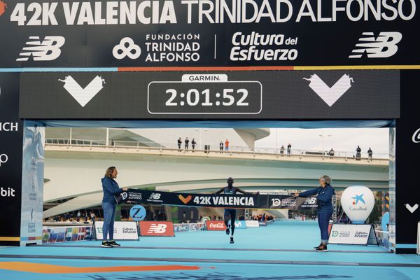 Kelvin Kiptum (KEN) gewinnt den Marathon mit Streckenrekord am 04.12.2022 beim 42th Valencia Marathon Trinidad Alfonso 2022