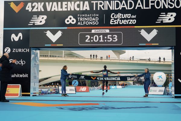 Kelvin Kiptum (KEN) gewinnt den Marathon mit Streckenrekord am 04.12.2022 beim 42th Valencia Marathon Trinidad Alfonso 2022