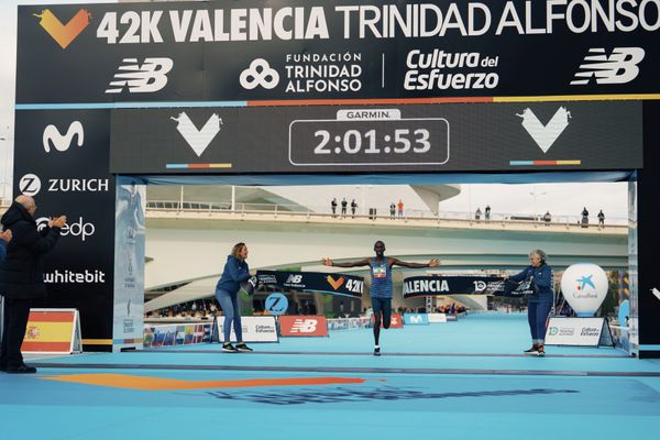 Kelvin Kiptum (KEN) gewinnt den Marathon mit Streckenrekord am 04.12.2022 beim 42th Valencia Marathon Trinidad Alfonso 2022