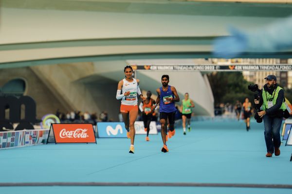 Letesenbet Gidey (ETH) bei ihrem Marathon-Debuet auf der Zielgeraden am 04.12.2022 beim 42th Valencia Marathon Trinidad Alfonso 2022