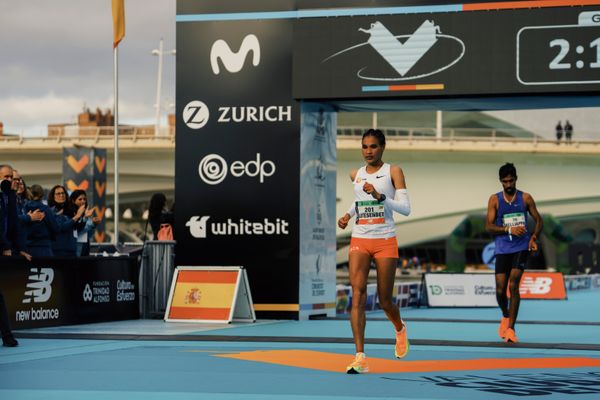 Letesenbet Gidey (ETH) bei ihrem Marathon-Debuet auf der Zielgeraden am 04.12.2022 beim 42th Valencia Marathon Trinidad Alfonso 2022