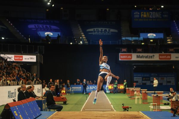 Jazmin Sawyers (GBR) beim Weitsprung am 29.01.2023 beim ISTAF Indoor im PSD Bank Dome in Duesseldorf