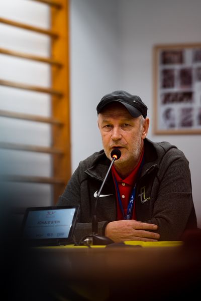 Ronald Stein in der Pressekonferenz bei den Deutschen Leichtathletik-Hallenmeisterschaften am 18.02.2023 in der Helmut-Koernig-Halle in Dortmund