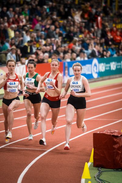 Kerstin Schulze Kalthoff (LG Brillux Muenster) , Vivien Gronde (Berliner SV 1892), Marie Proepsting (VfL Eintracht Hannover), Tsambika Jaeger (LV Pliezhausen 2012) bei den Deutschen Leichtathletik-Hallenmeisterschaften am 18.02.2023 in der Helmut-Koernig-Halle in Dortmund