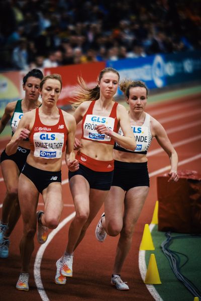 Marie Proepsting (VfL Eintracht Hannover) im 1500m Halbfinale bei den Deutschen Leichtathletik-Hallenmeisterschaften am 18.02.2023 in der Helmut-Koernig-Halle in Dortmund