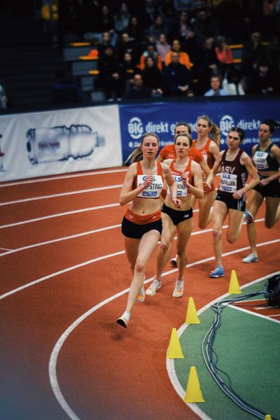 Marie Proepsting (VfL Eintracht Hannover) im 1500m Halbfinale bei den Deutschen Leichtathletik-Hallenmeisterschaften am 18.02.2023 in der Helmut-Koernig-Halle in Dortmund