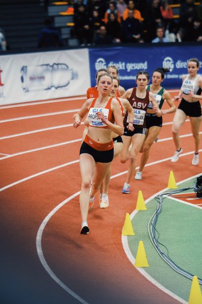 Marie Proepsting (VfL Eintracht Hannover) im 1500m Halbfinale bei den Deutschen Leichtathletik-Hallenmeisterschaften am 18.02.2023 in der Helmut-Koernig-Halle in Dortmund