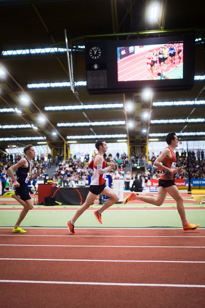 Niklas Buchholz (LSC Hoechstadt/Aisch), Maximilian Thorwirth (SFD 75 Duesseldorf-Sued), Marc Tortell (Athletics Team Karben) bei den Deutschen Leichtathletik-Hallenmeisterschaften am 18.02.2023 in der Helmut-Koernig-Halle in Dortmund