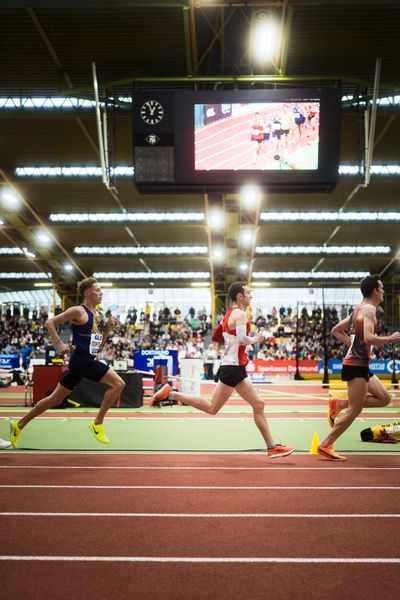 Niklas Buchholz (LSC Hoechstadt/Aisch), Maximilian Thorwirth (SFD 75 Duesseldorf-Sued), Marc Tortell (Athletics Team Karben)  bei den Deutschen Leichtathletik-Hallenmeisterschaften am 18.02.2023 in der Helmut-Koernig-Halle in Dortmund