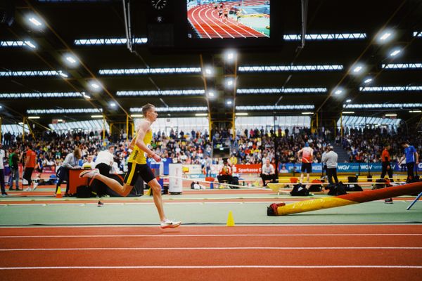 Luis Oberbeck (LG Goettingen) im 800m Halbfinale bei den Deutschen Leichtathletik-Hallenmeisterschaften am 18.02.2023 in der Helmut-Koernig-Halle in Dortmund