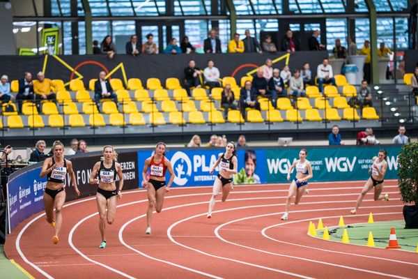 Alica Schmidt (SCC Berlin), Elisa Lechleitner (LAZ Ludwigsburg), Annkathrin Hoven (TSV Bayer 04 Leverkusen) bei den Deutschen Leichtathletik-Hallenmeisterschaften am 18.02.2023 in der Helmut-Koernig-Halle in Dortmund