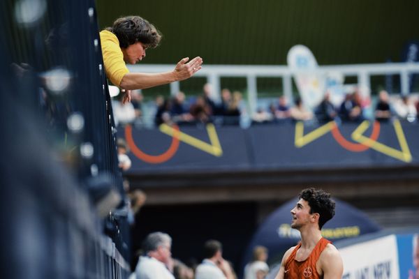 Christine Adams (DLV Teamleiterin Stabhochsprung) und Luke Zenker (TSV Bayer 04 Leverkusen) den Deutschen Leichtathletik-Hallenmeisterschaften am 18.02.2023 in der Helmut-Koernig-Halle in Dortmund