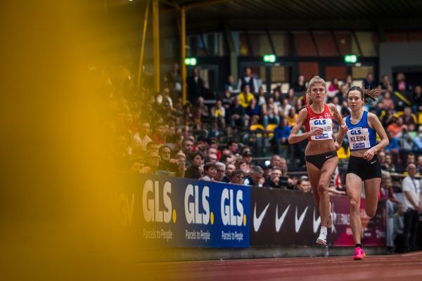 Konstanze Klosterhalfen (TSV Bayer 04 Leverkusen), Hanna Klein (LAV Stadtwerke Tuebingen) ueber 3000m bei den Deutschen Leichtathletik-Hallenmeisterschaften am 18.02.2023 in der Helmut-Koernig-Halle in Dortmund