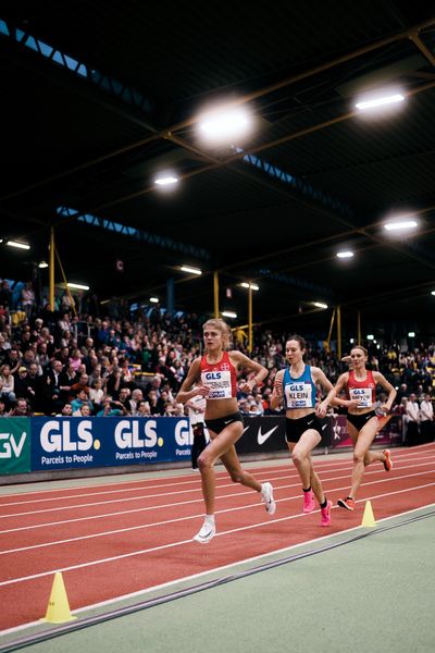 Konstanze Klosterhalfen (TSV Bayer 04 Leverkusen), Hanna Klein (LAV Stadtwerke Tuebingen), Lea Meyer (TSV Bayer 04 Leverkusen) ueber 3000m bei den Deutschen Leichtathletik-Hallenmeisterschaften am 18.02.2023 in der Helmut-Koernig-Halle in Dortmund